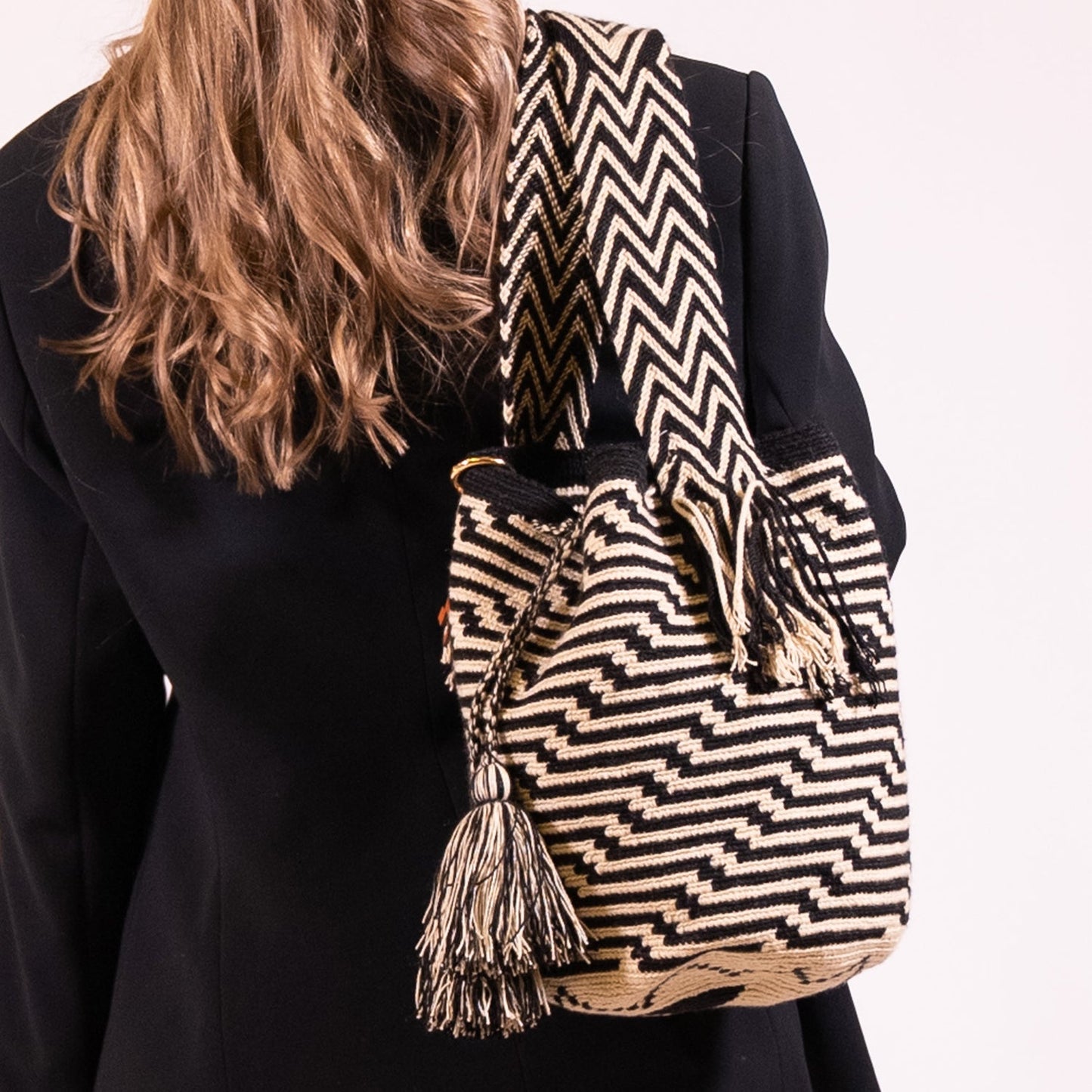 Handwoven 'Dalila' Medium Bag - Black and White Mochila