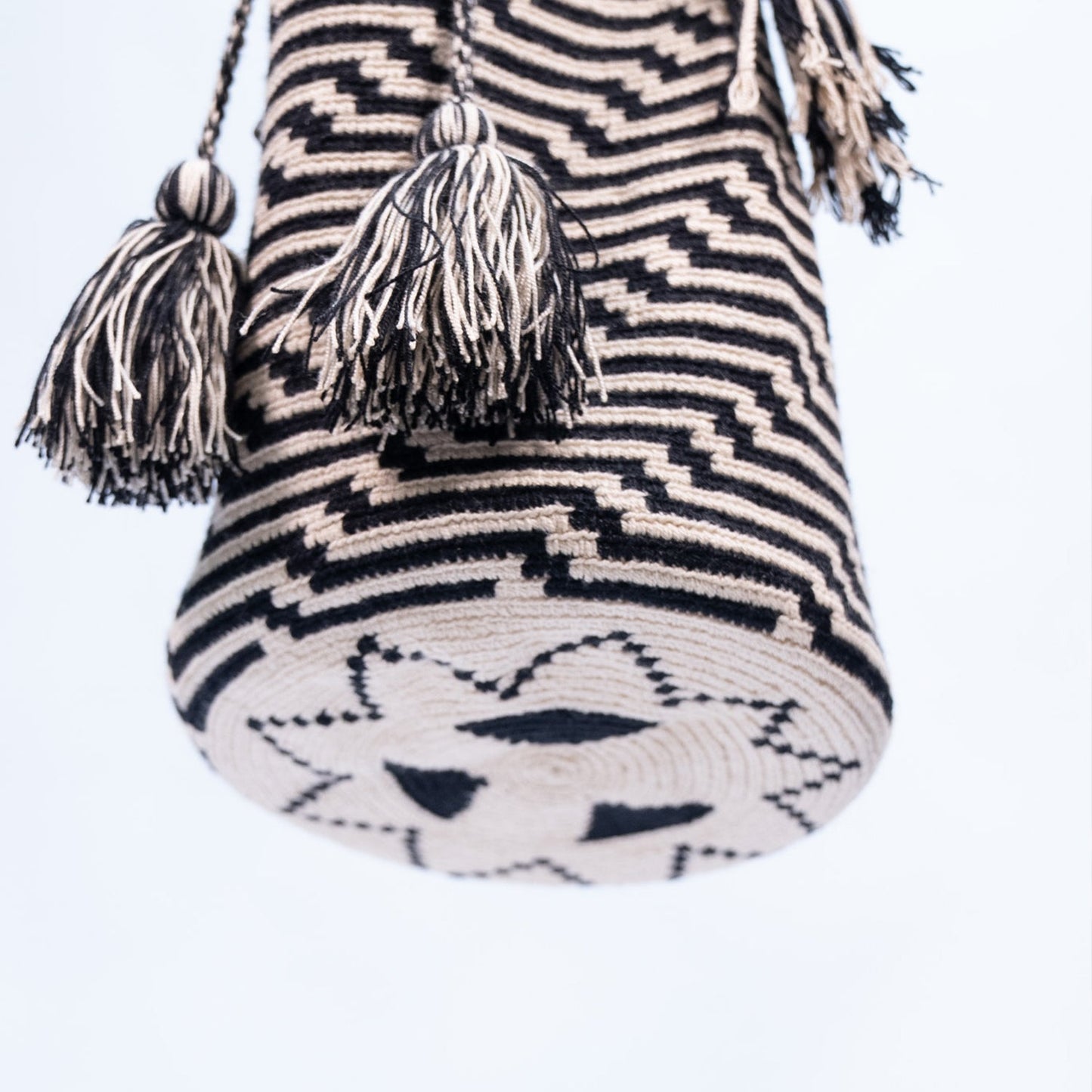 Handwoven 'Dalila' Medium Bag - Black and White Mochila