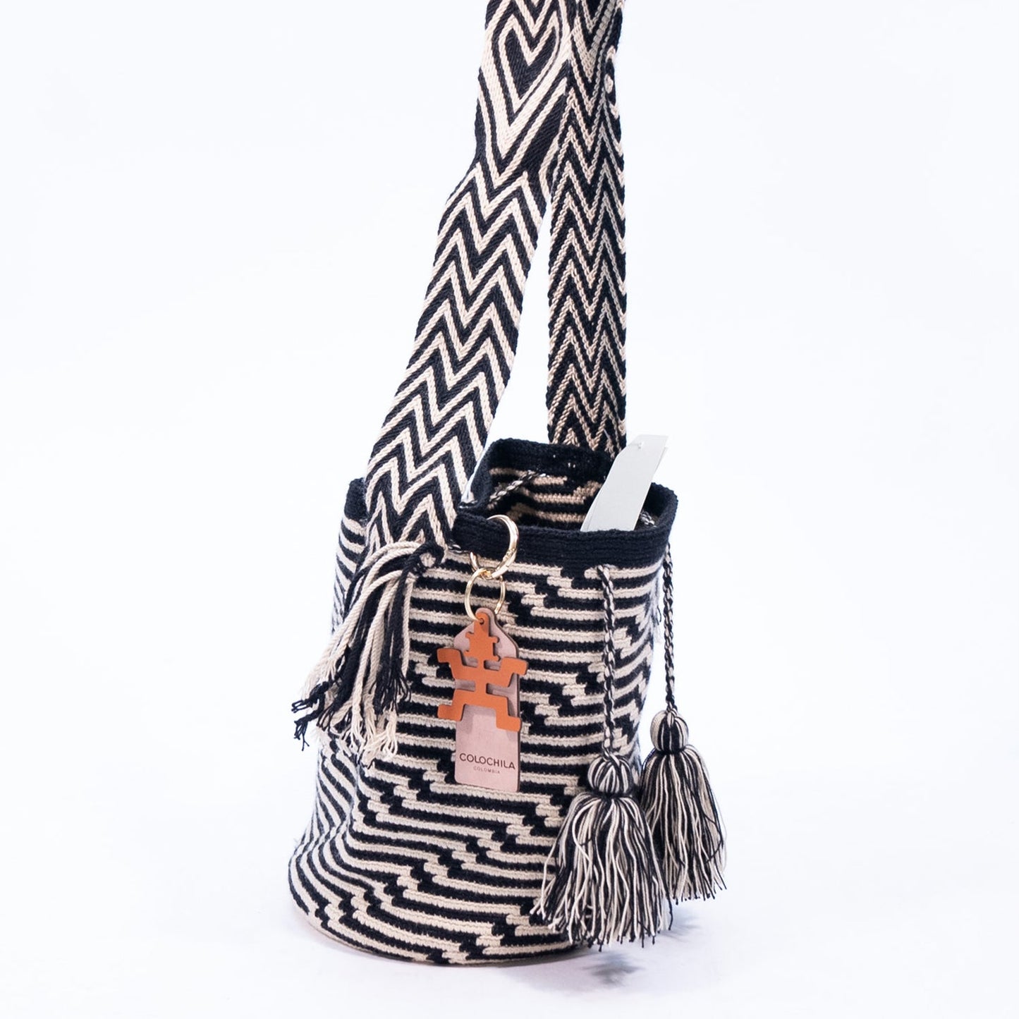 Handwoven 'Dalila' Medium Bag - Black and White Mochila