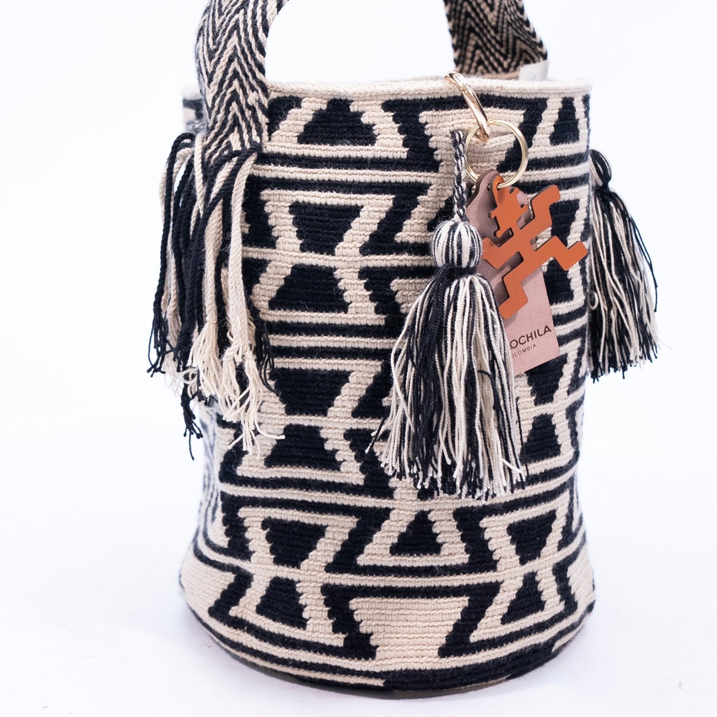 Handwoven 'Danae' Medium Bag - Black and White Mochila