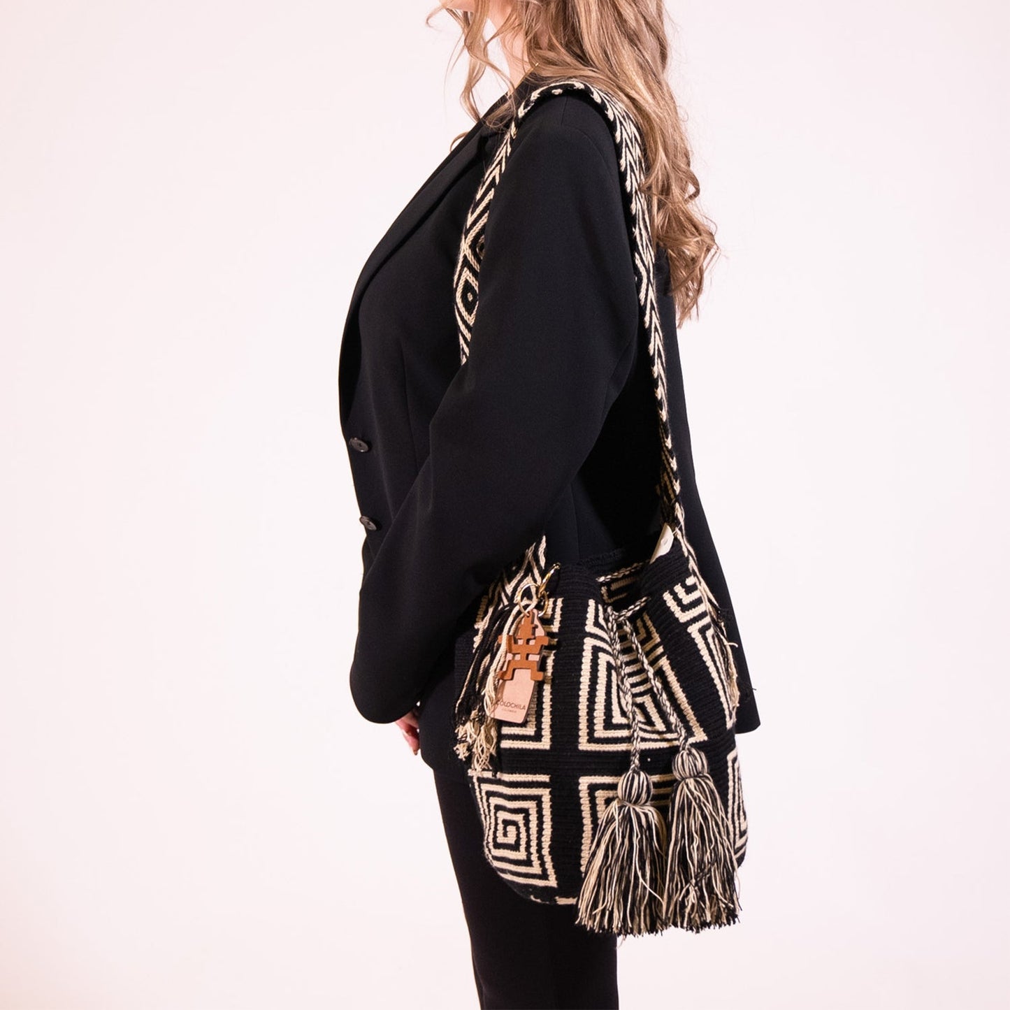 Handwoven 'Debora' Medium Bag - Black and White Mochila