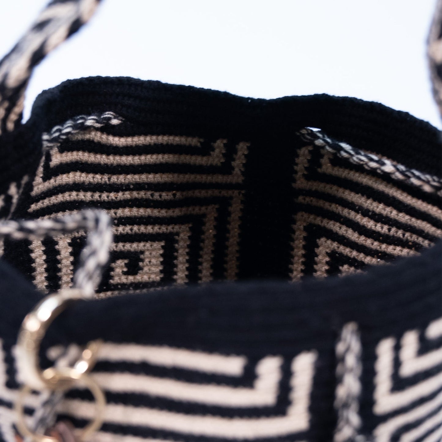 Handwoven 'Debora' Medium Bag - Black and White Mochila