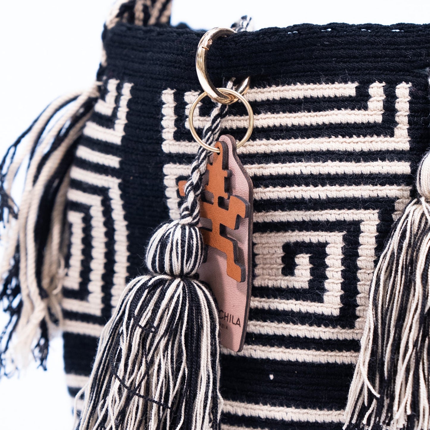 Handwoven 'Debora' Medium Bag - Black and White Mochila