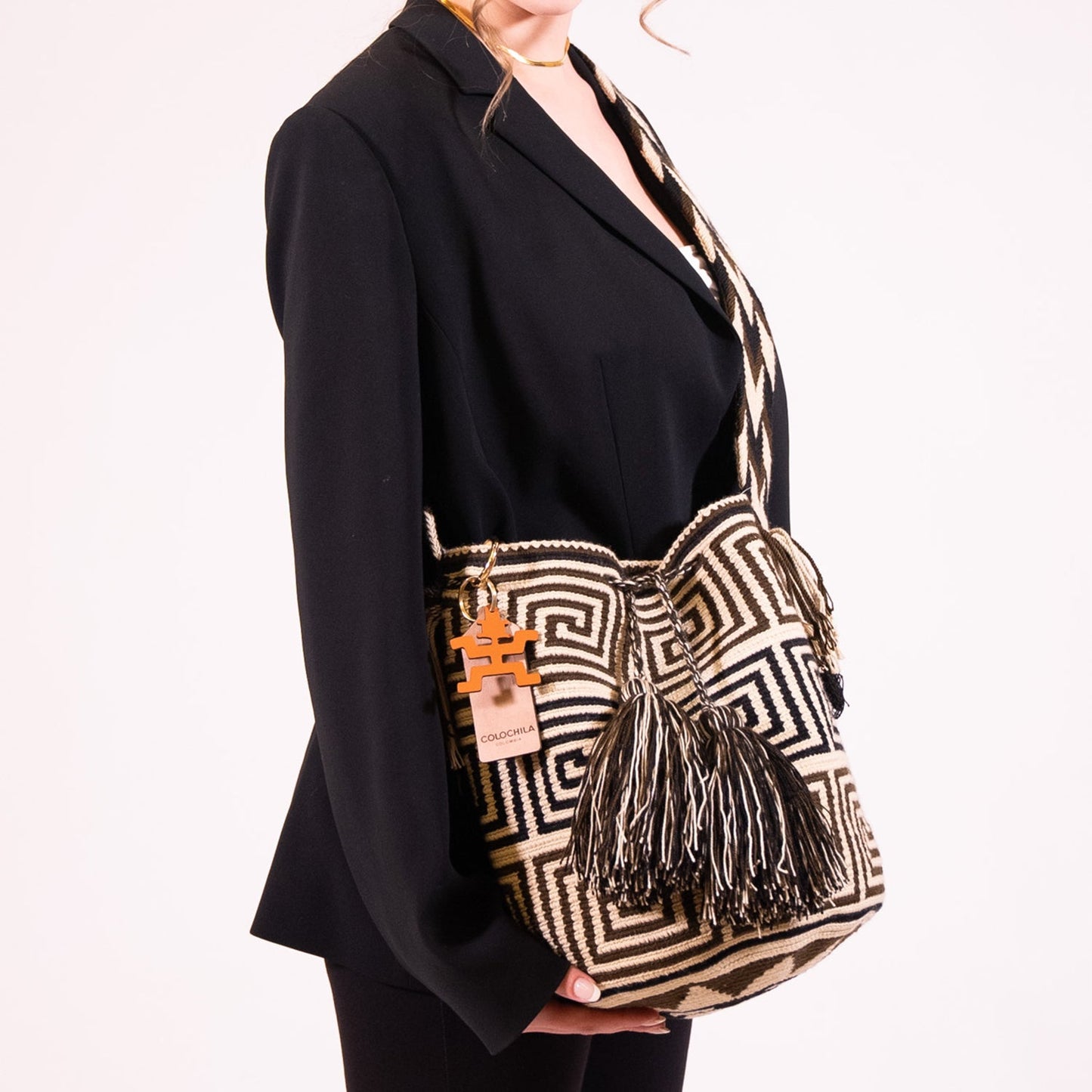 Handwoven 'Delfina' Medium Bag - Black and White Mochila