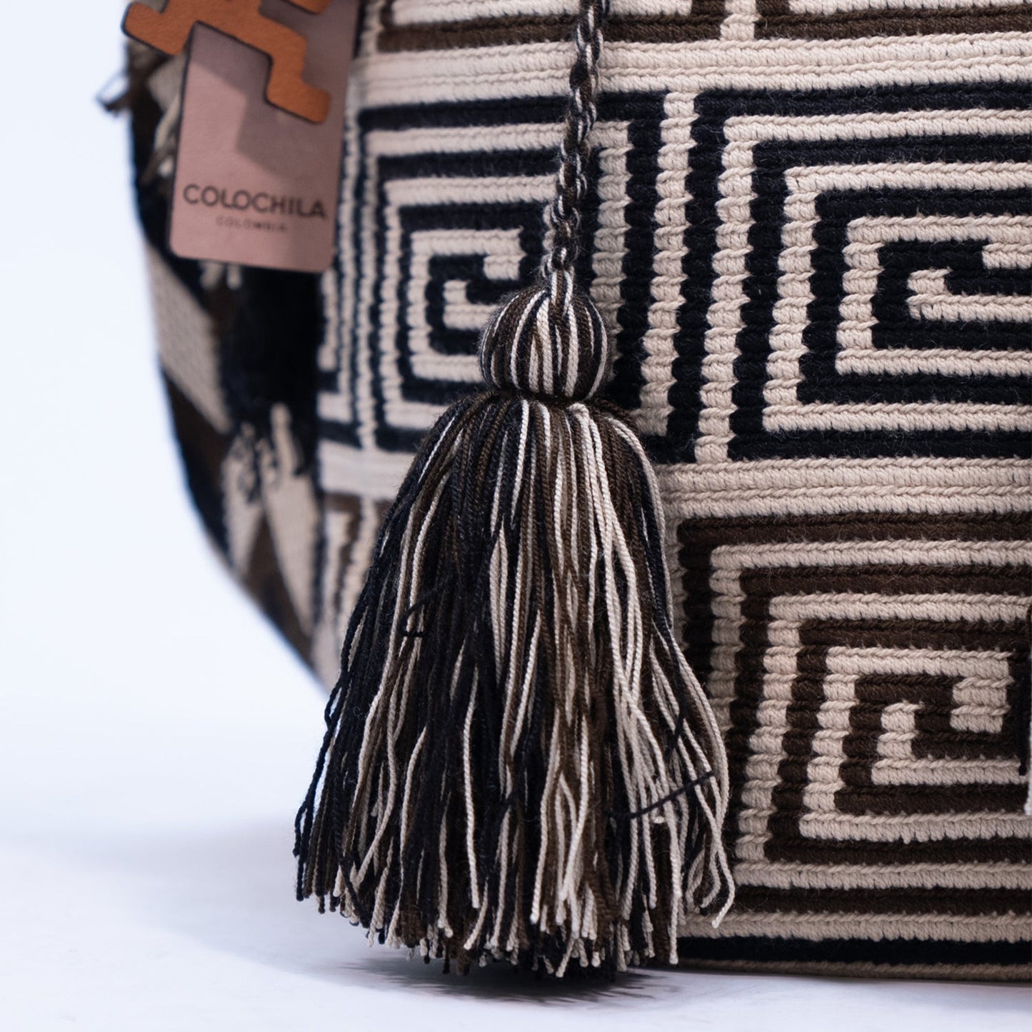 Handwoven 'Delfina' Medium Bag - Black and White Mochila