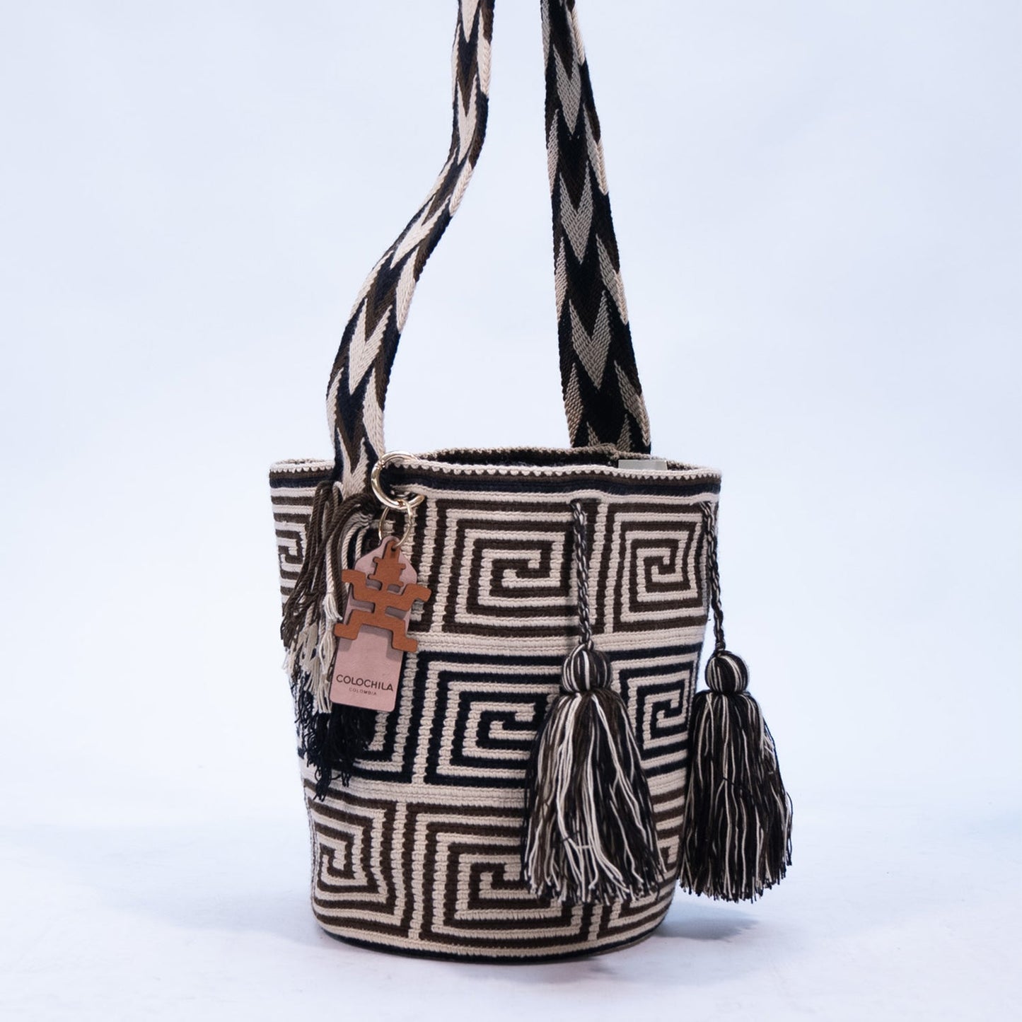 Handwoven 'Delfina' Medium Bag - Black and White Mochila