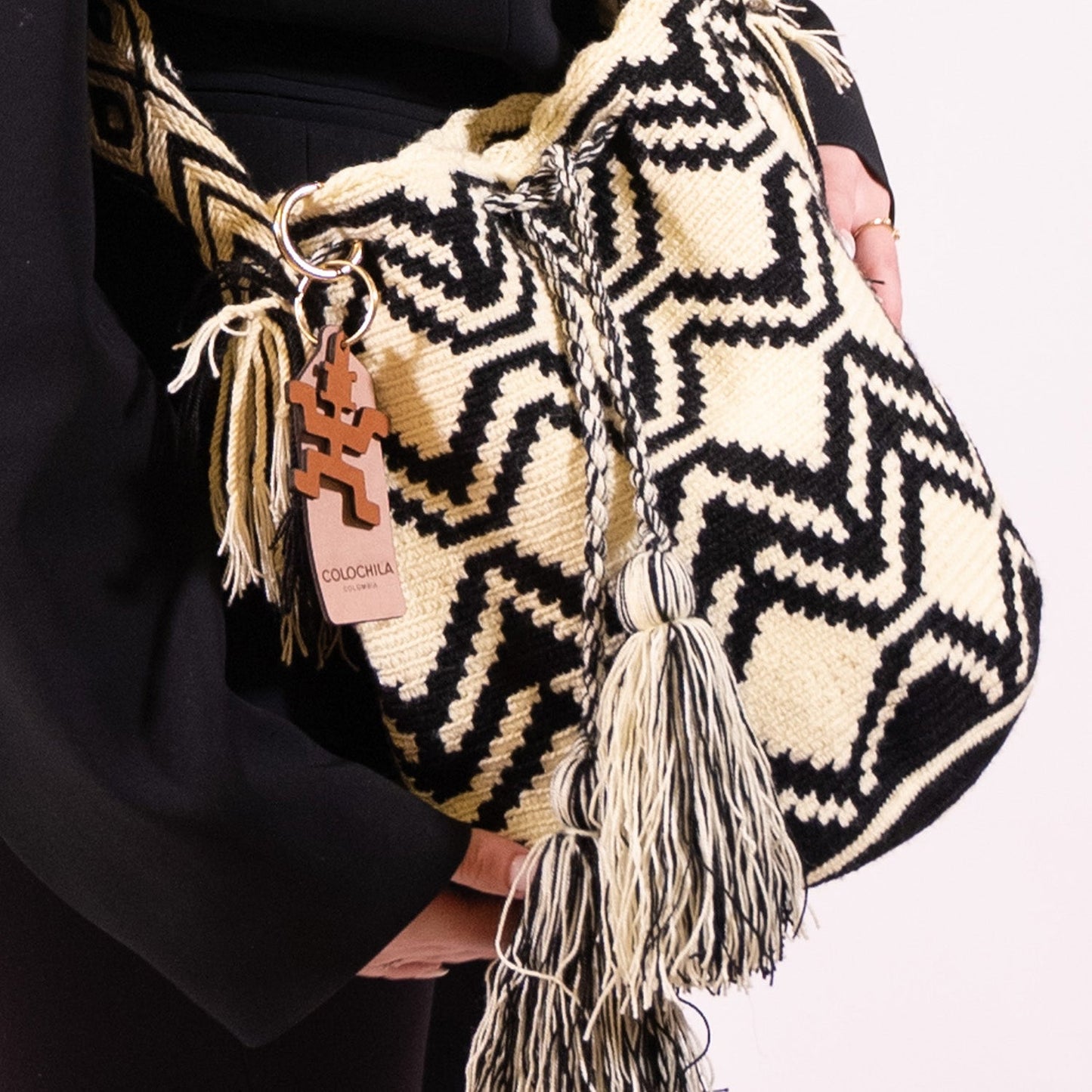 Handwoven 'Demetria' Medium Bag - Black and White Mochila