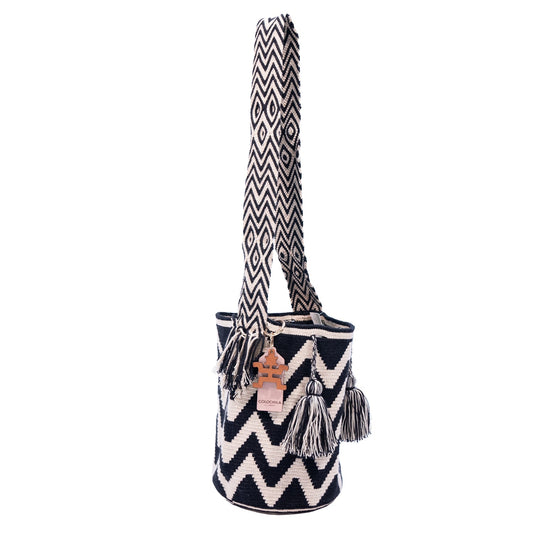 Handwoven 'Diamela' Medium Bag - Black and White Mochila