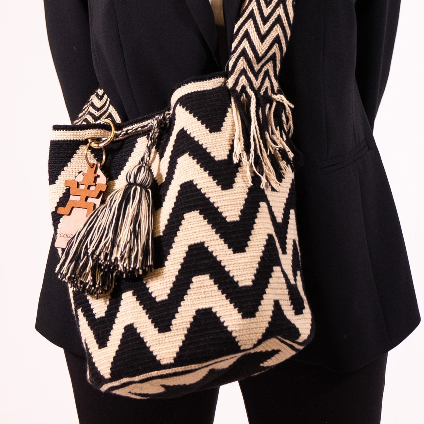 Handwoven 'Diamela' Medium Bag - Black and White Mochila