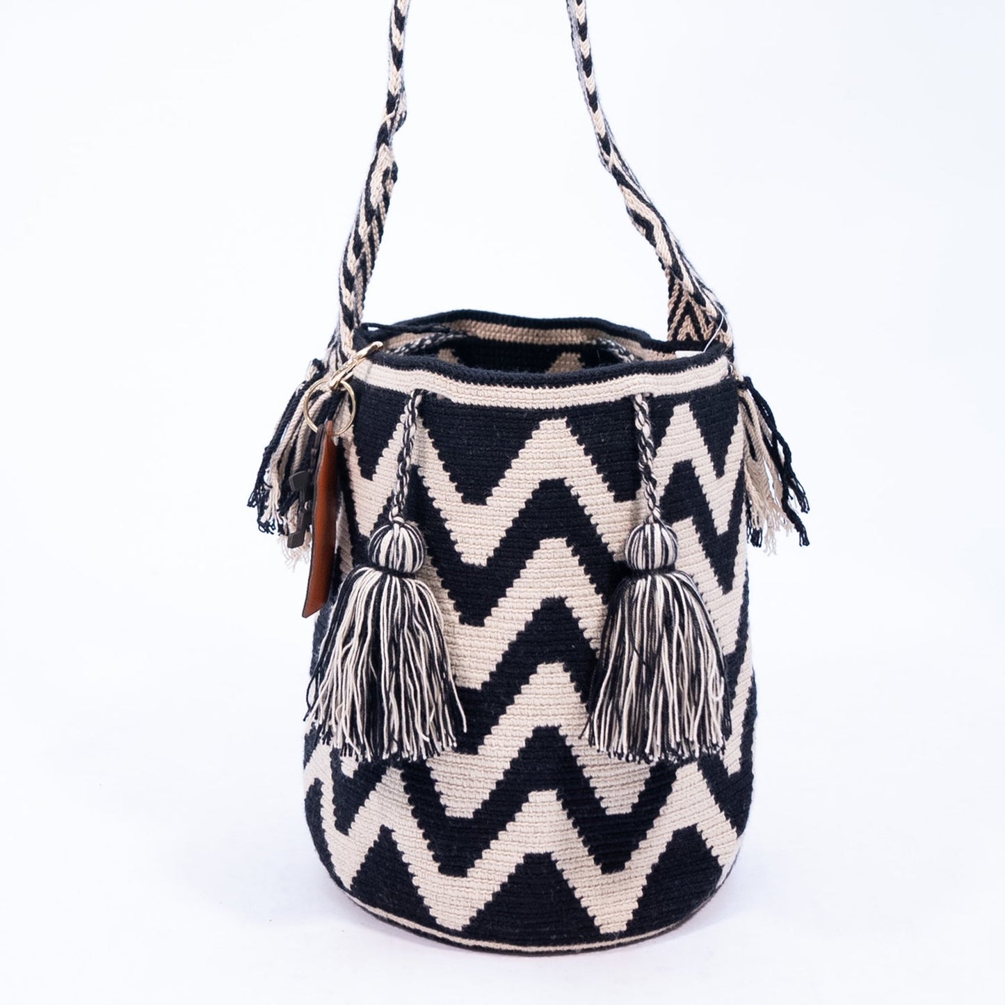 Handwoven 'Diamela' Medium Bag - Black and White Mochila