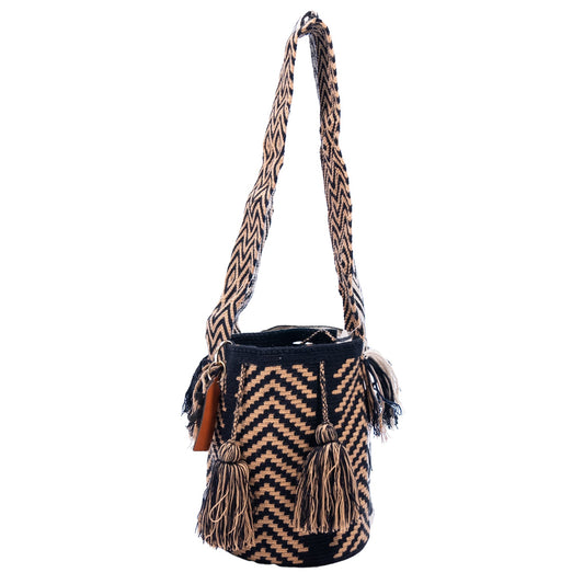 Handwoven 'Dianis' Medium Bag - Black and Beige Mochila