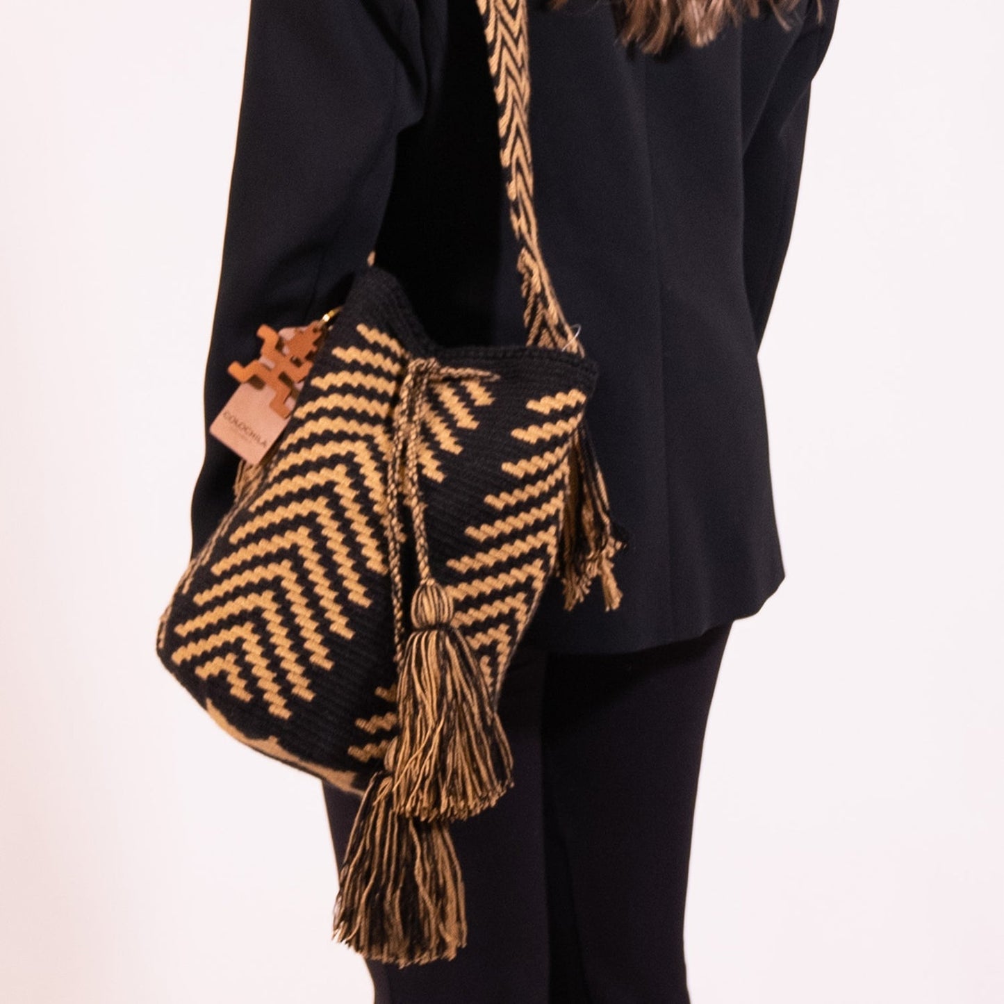 Handwoven 'Dianis' Medium Bag - Black and Beige Mochila