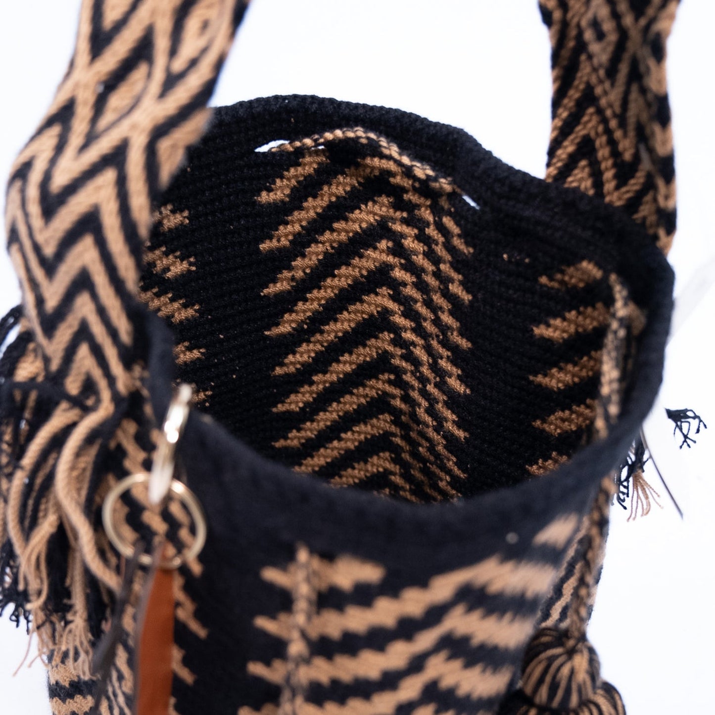 Handwoven 'Dianis' Medium Bag - Black and Beige Mochila