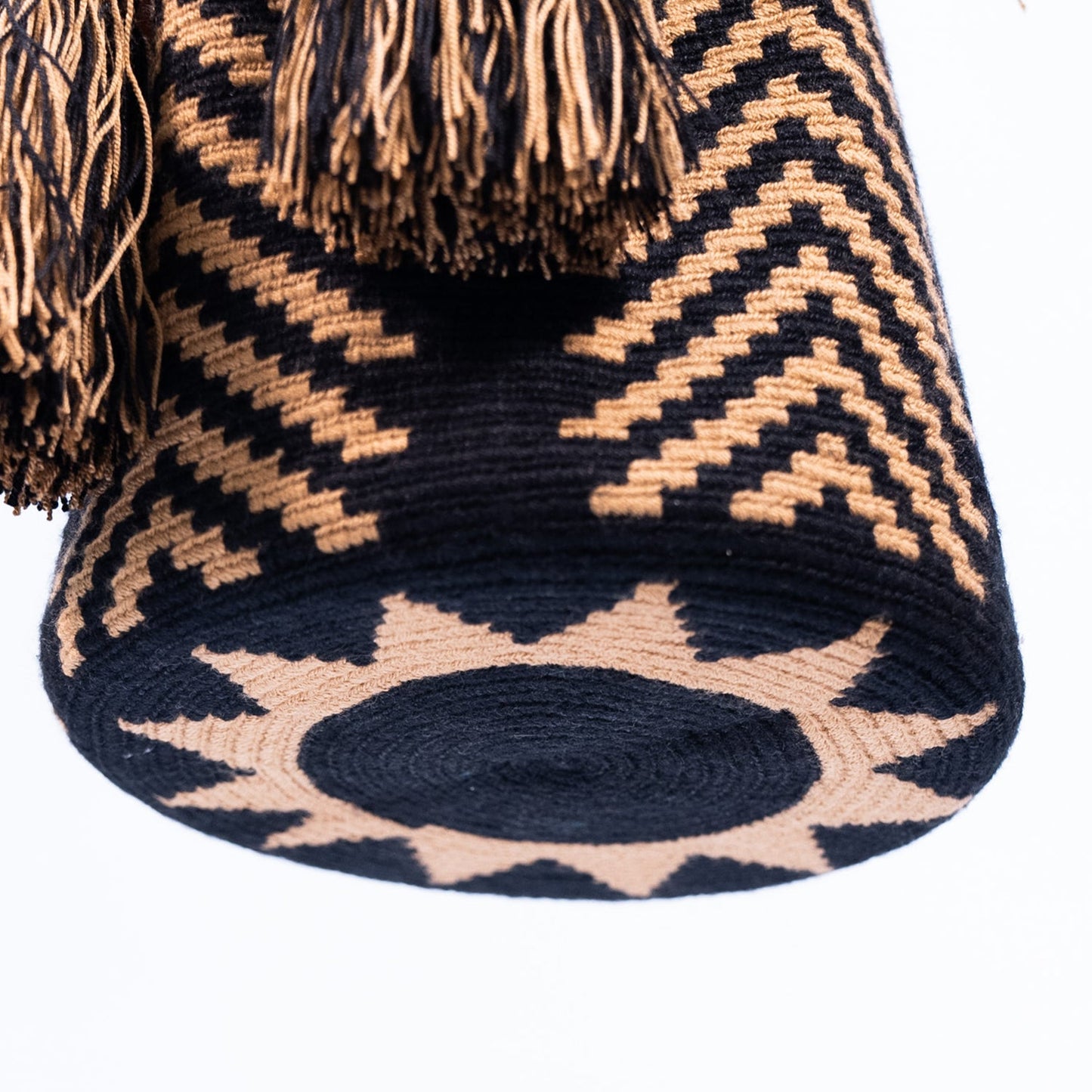 Handwoven 'Dianis' Medium Bag - Black and Beige Mochila