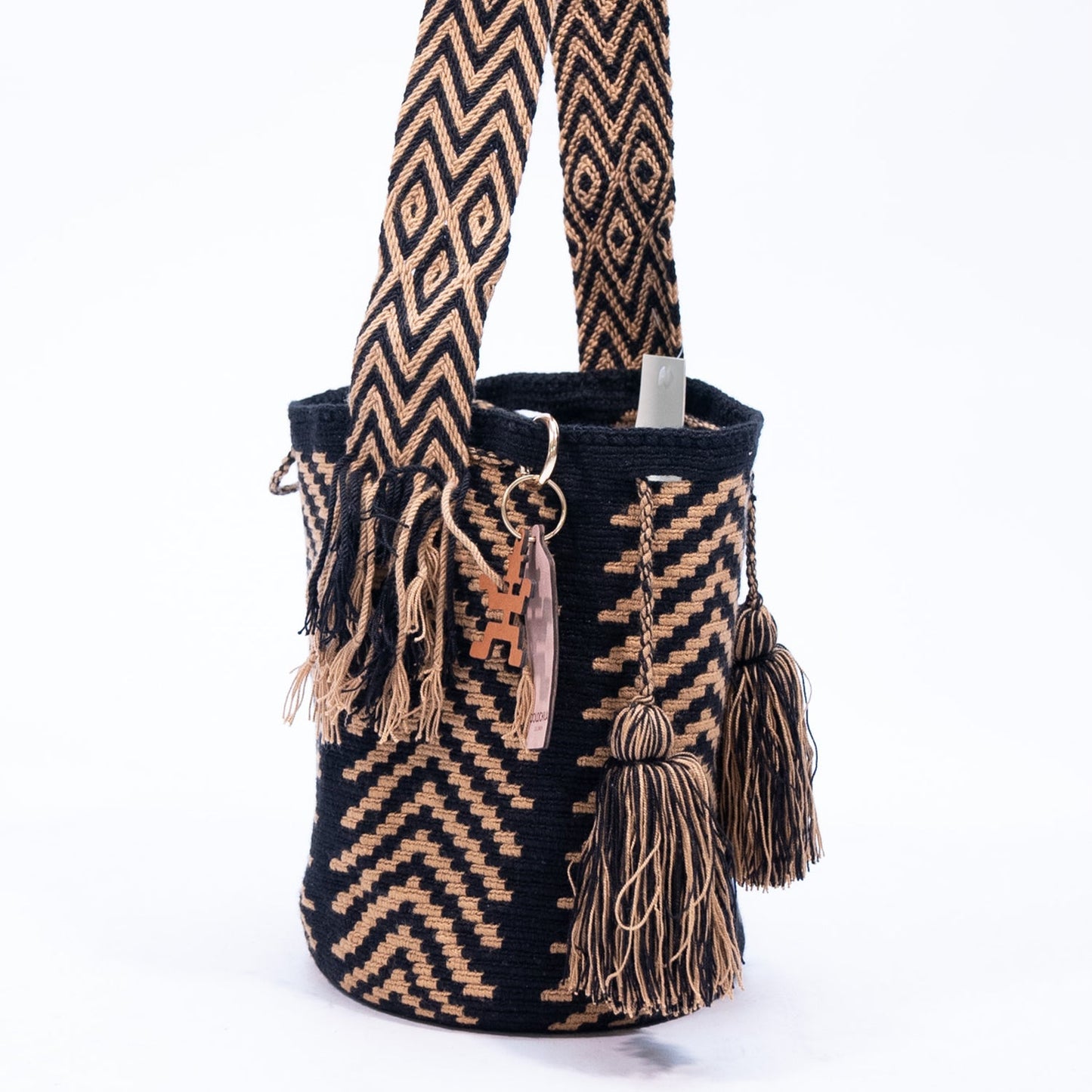 Handwoven 'Dianis' Medium Bag - Black and Beige Mochila