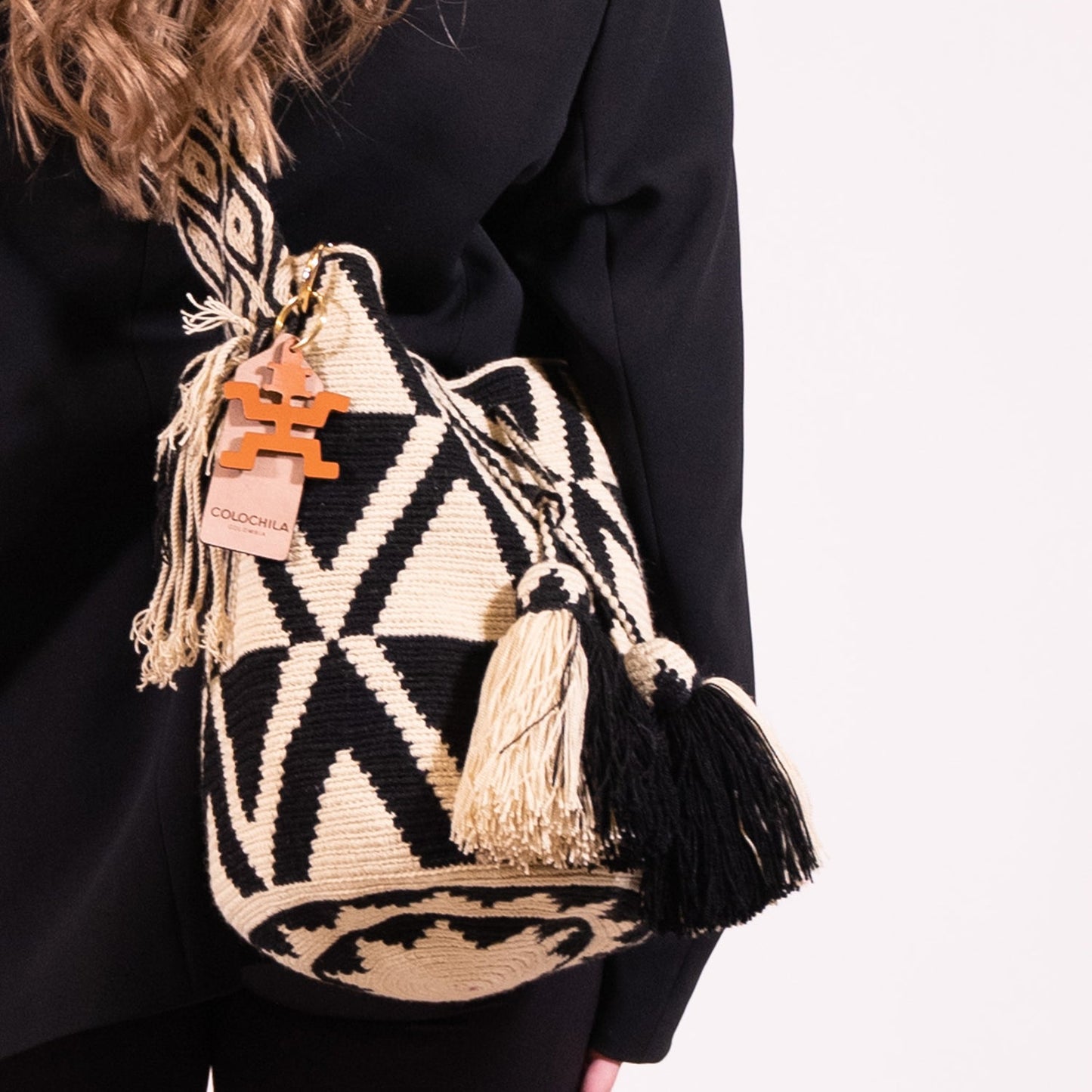 Handwoven 'Dina' Medium Bag - Black and White Mochila