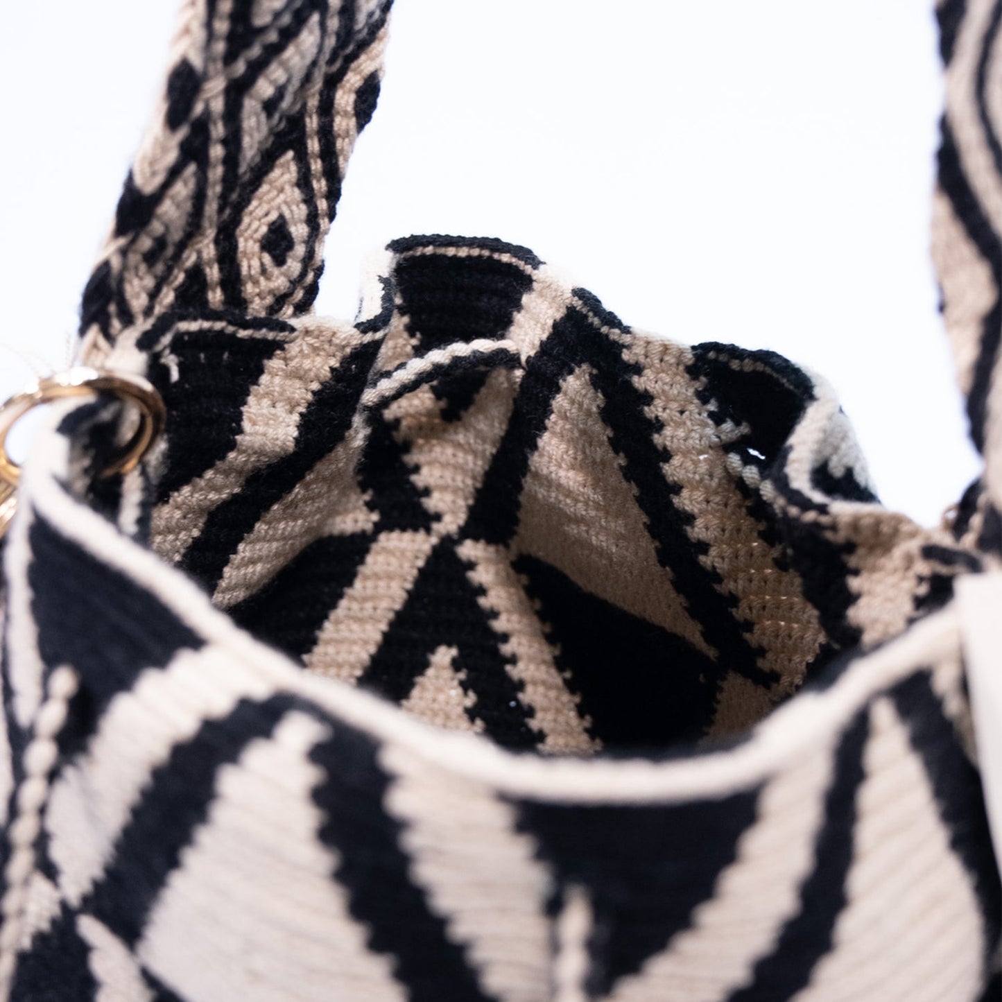 Handwoven 'Dina' Medium Bag - Black and White Mochila