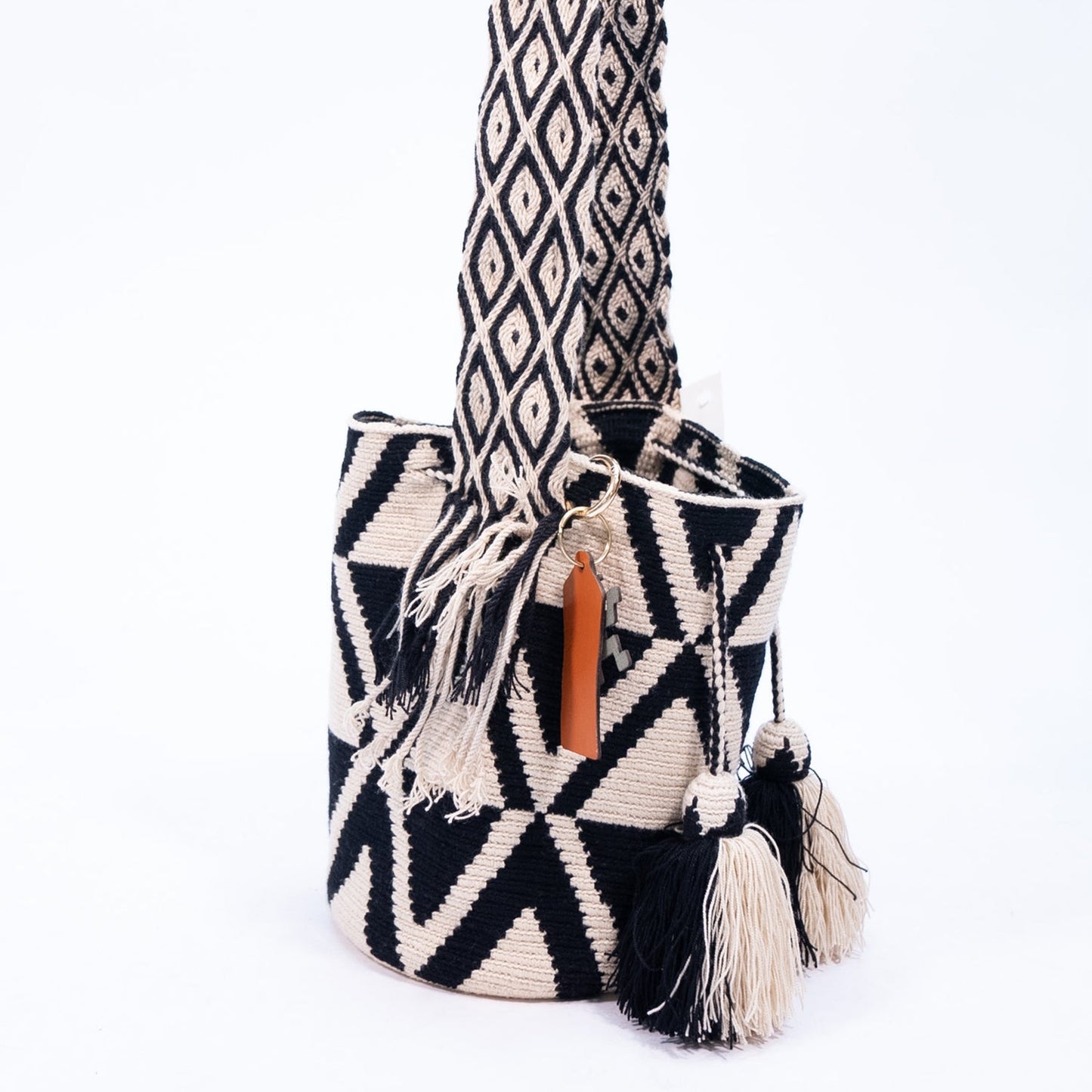 Handwoven 'Dina' Medium Bag - Black and White Mochila