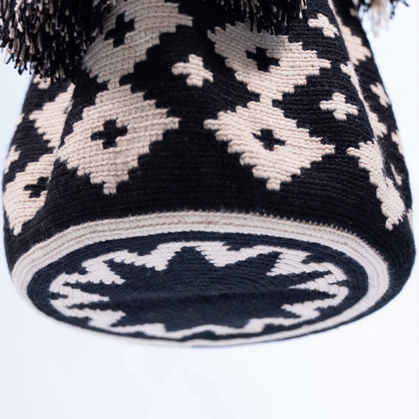 Handwoven 'Diosa' Medium Bag - Black and White Mochila