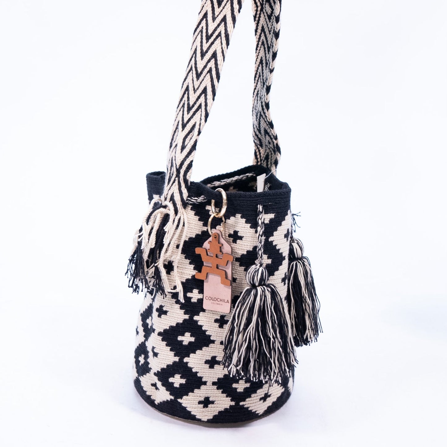 Handwoven 'Diosa' Medium Bag - Black and White Mochila