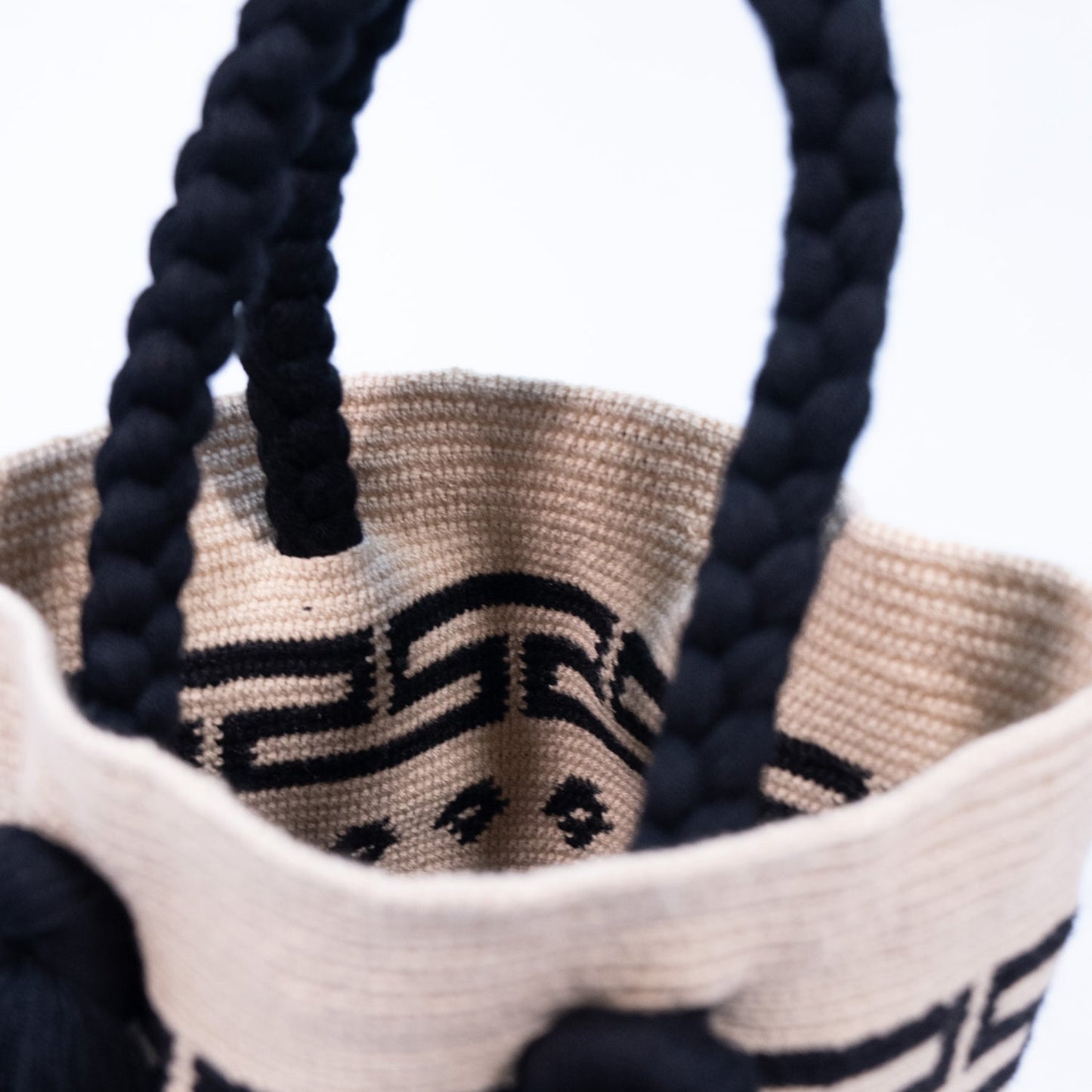 Handwoven 'Paula' Medium Bag - Black and White Special Design Mochila