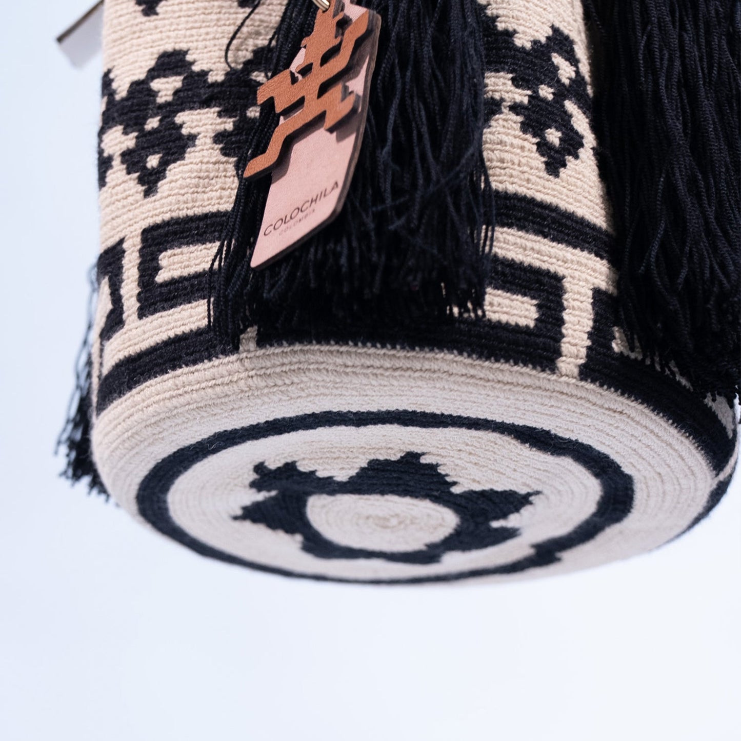 Handwoven 'Paula' Medium Bag - Black and White Special Design Mochila