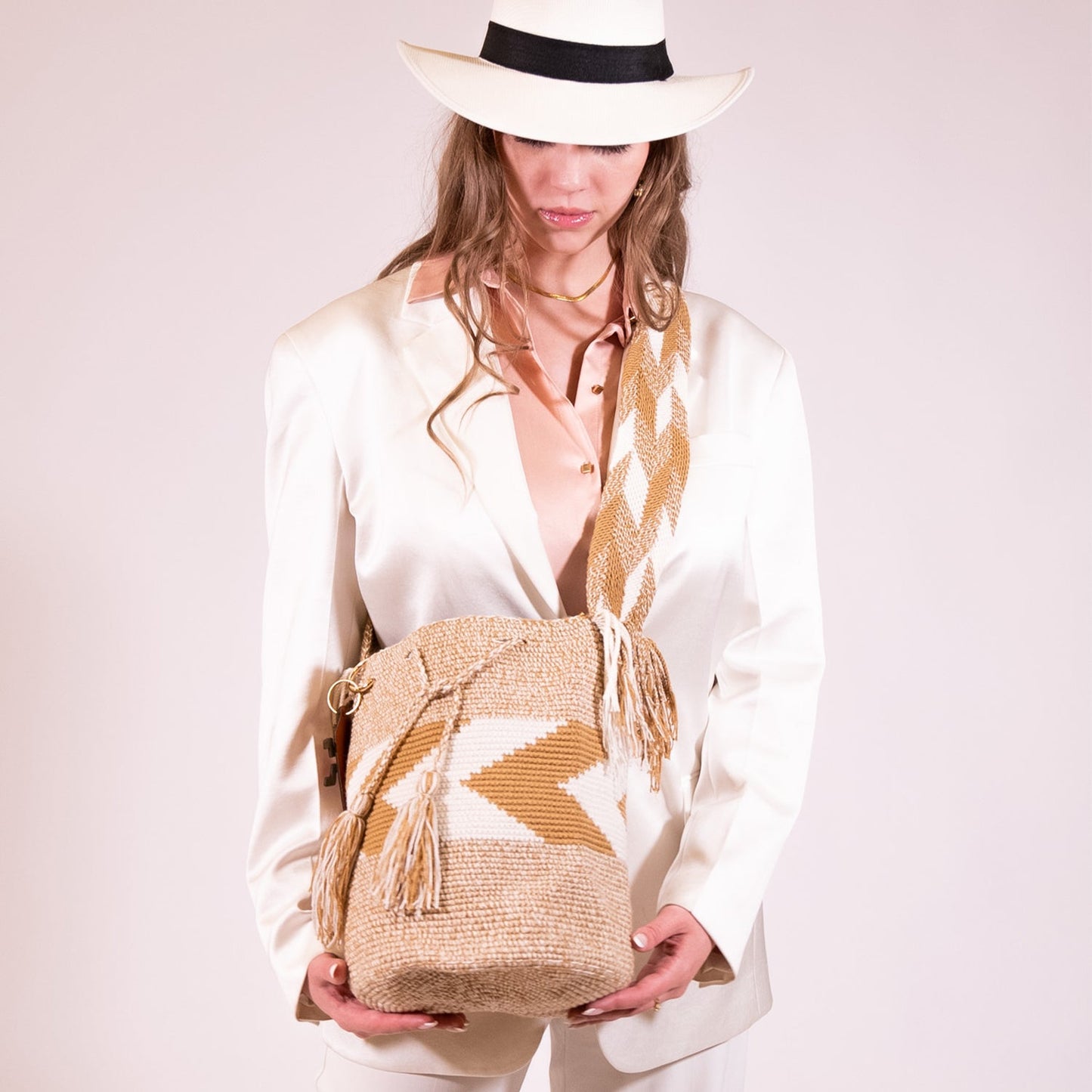 Handwoven 'Sofia' Medium Bag - White and Beige Mochila