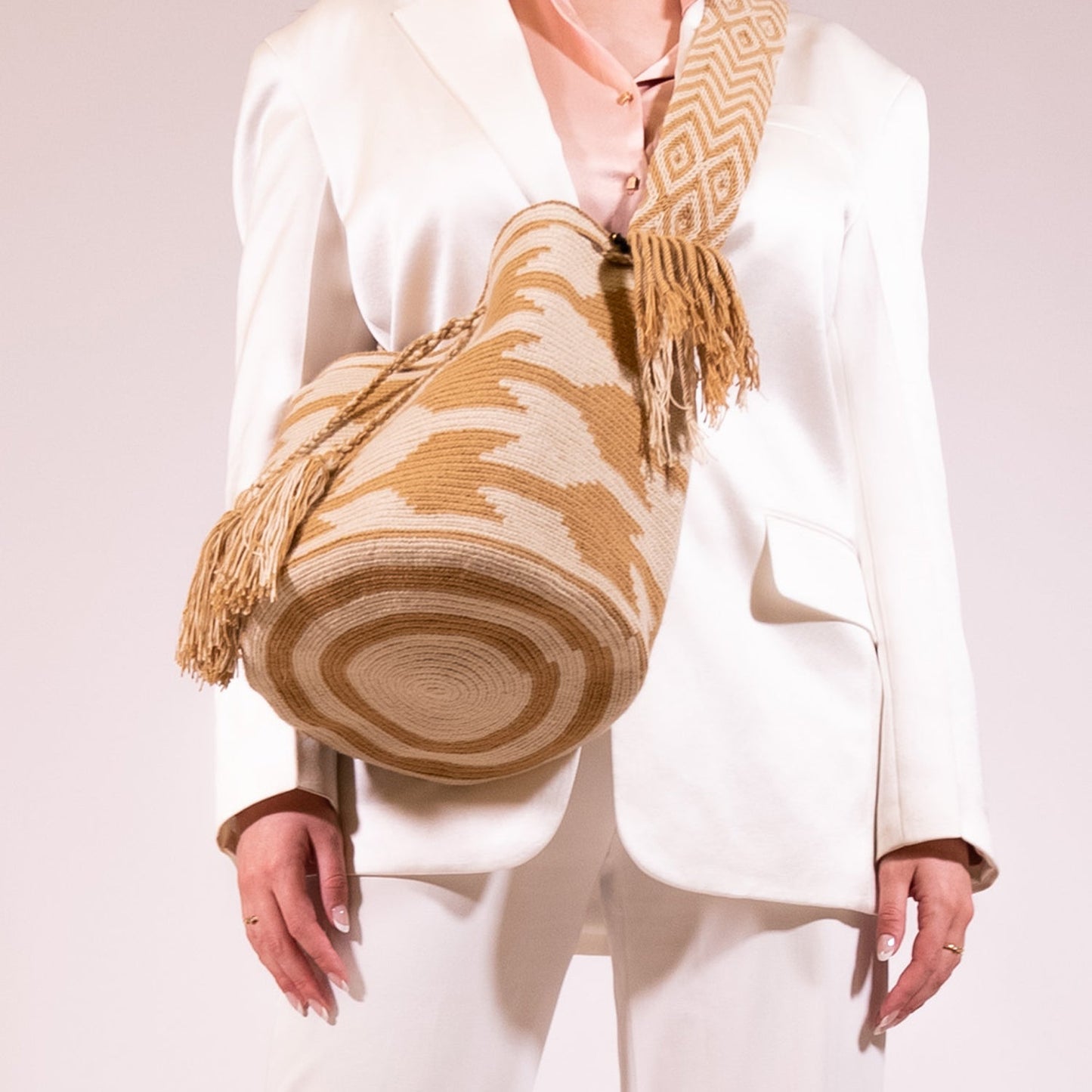 Handwoven 'Soledad' Medium Bag - White and Beige Mochila