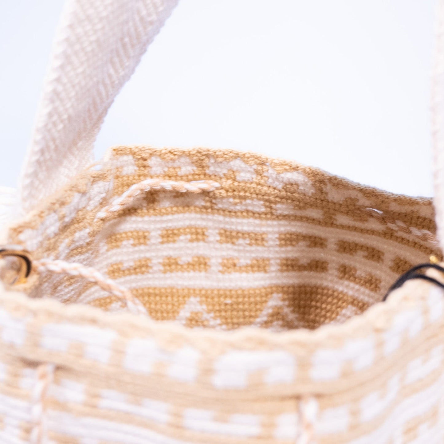 Handwoven 'Sonia' Medium Bag - White and Beige Mochila