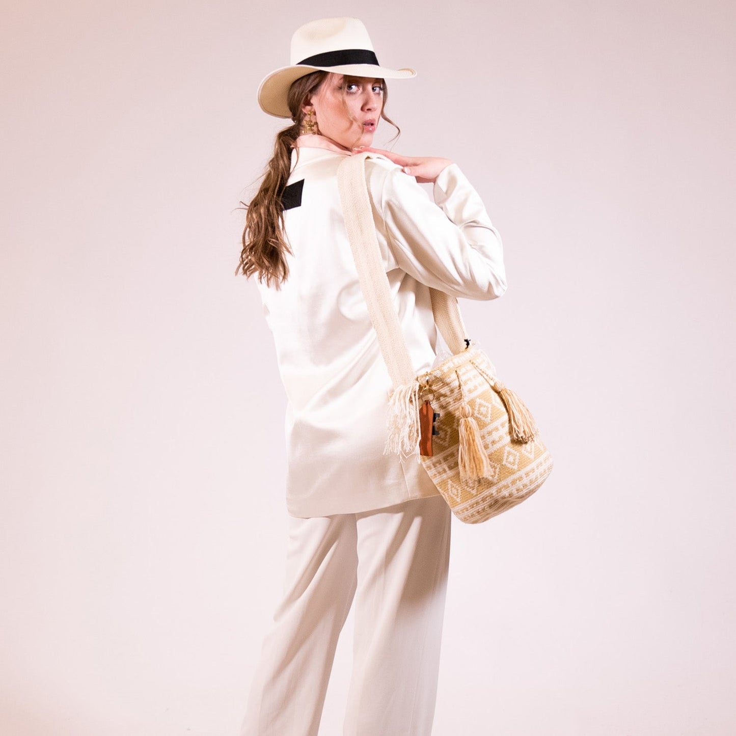 Handwoven 'Sonia' Medium Bag - White and Beige Mochila